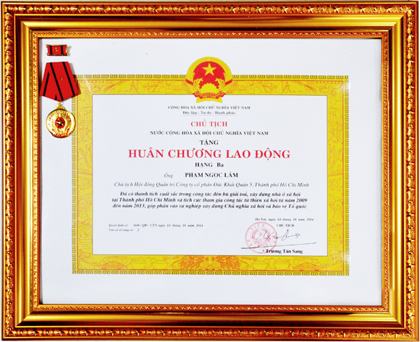 Mr. Pham Ngoc Lam was awarded Labor Medal Grade 3