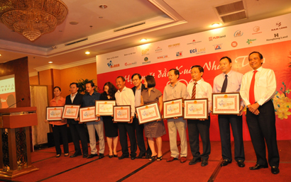 HCMC People's Committee awarded certificates of merit for Duc Khai Corporation